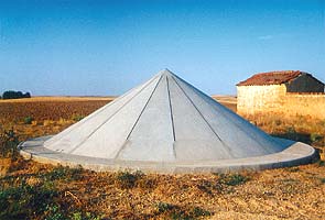 'Todos los siglos juntos', Betonskulptur in Santervas, Tierra de Campos (Spanien)